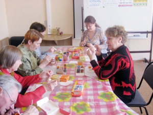 Лепка из соленого теста с обслуживаемыми дневного отделения